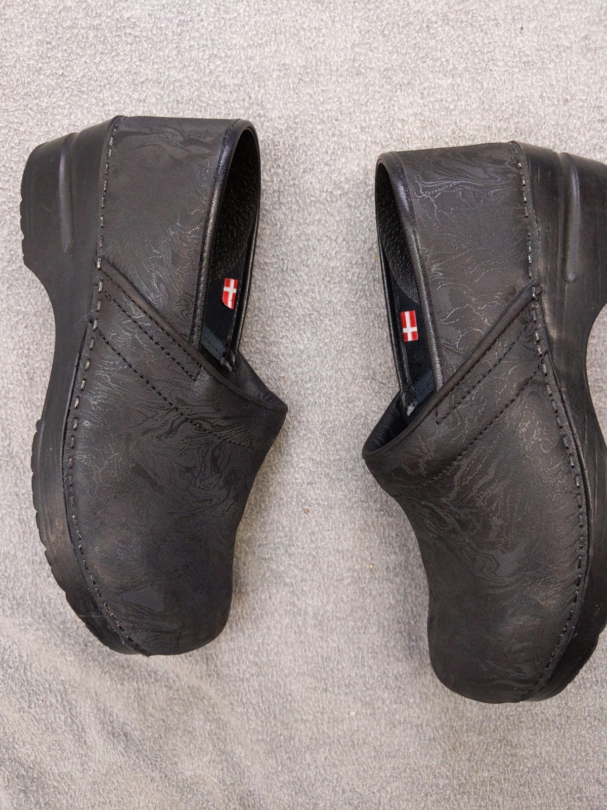 Sanita Shoes Womens Size 40 Black Textured Leather Clogs Comfort Work Danish EUC
