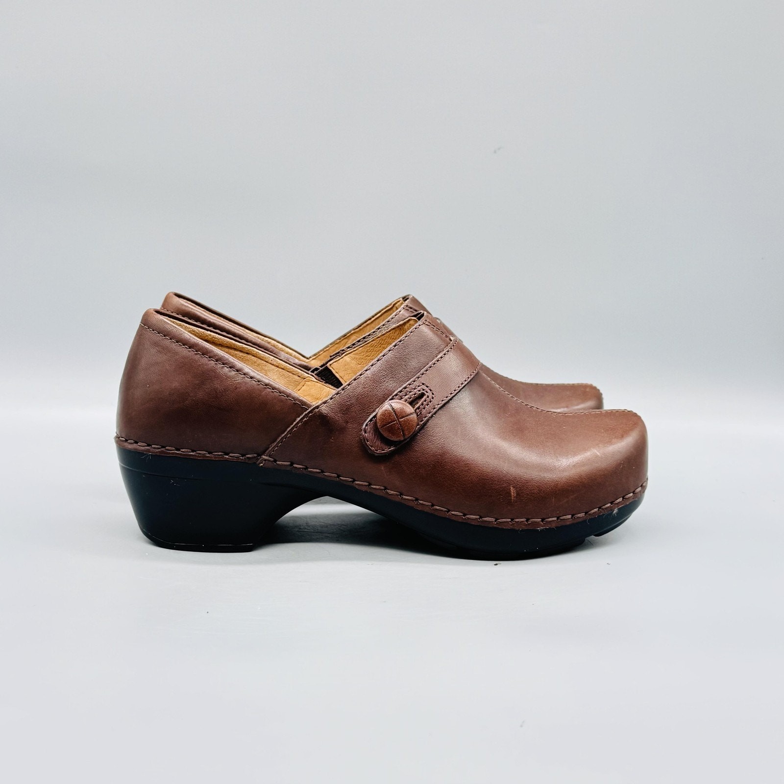 Dansko Shoes Womens 7.5 Brown Leather Clogs Slip On Button Comfort Casual NEW