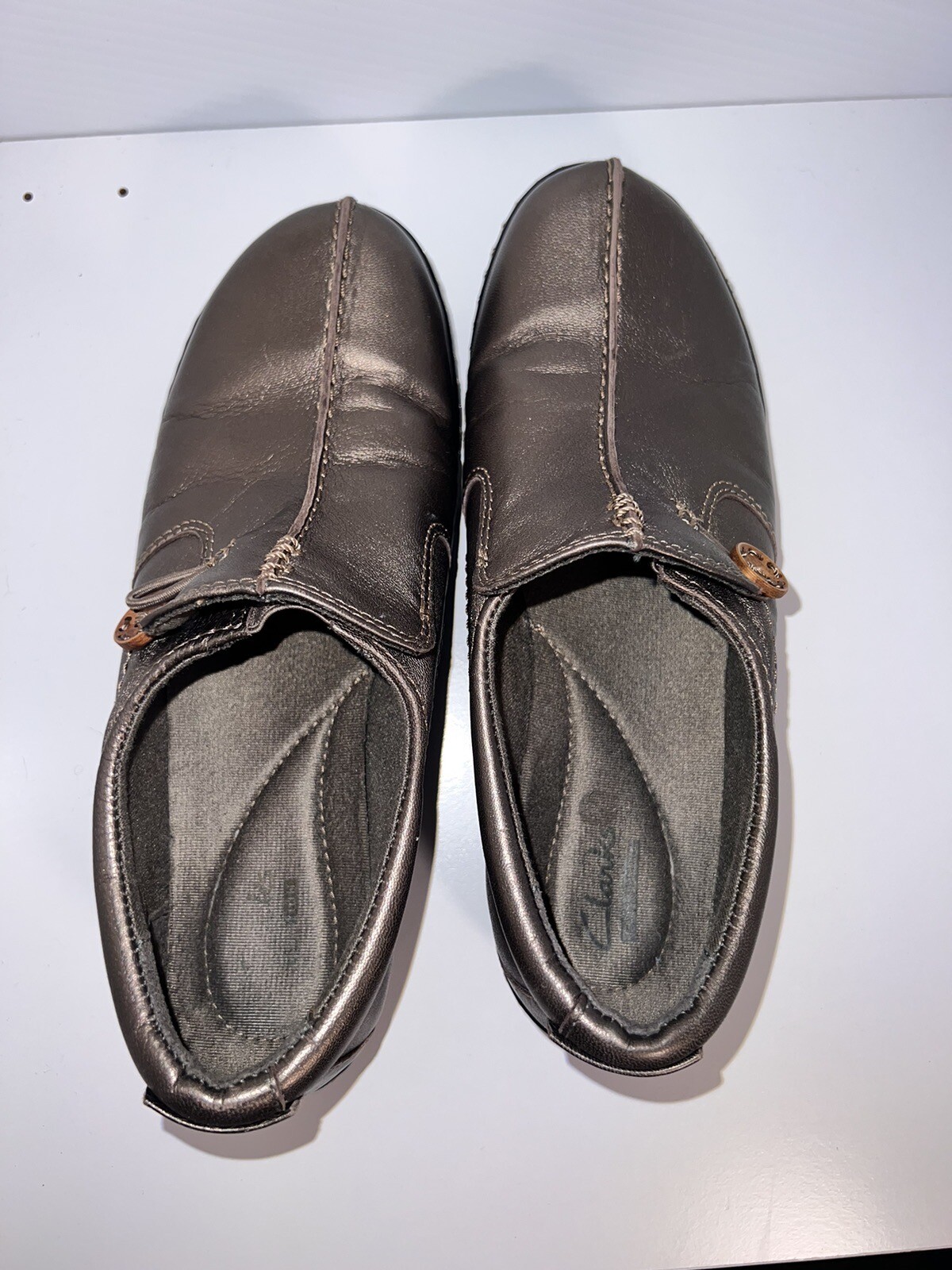 Clarks, 7.5M, leather slip on bungee wooden button, toggle golden bronze loafer
