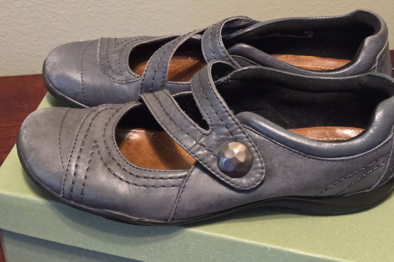 Women’s Clarks Artisan Gray Leather Mary Janes w/Fabric Fastener Closure Button