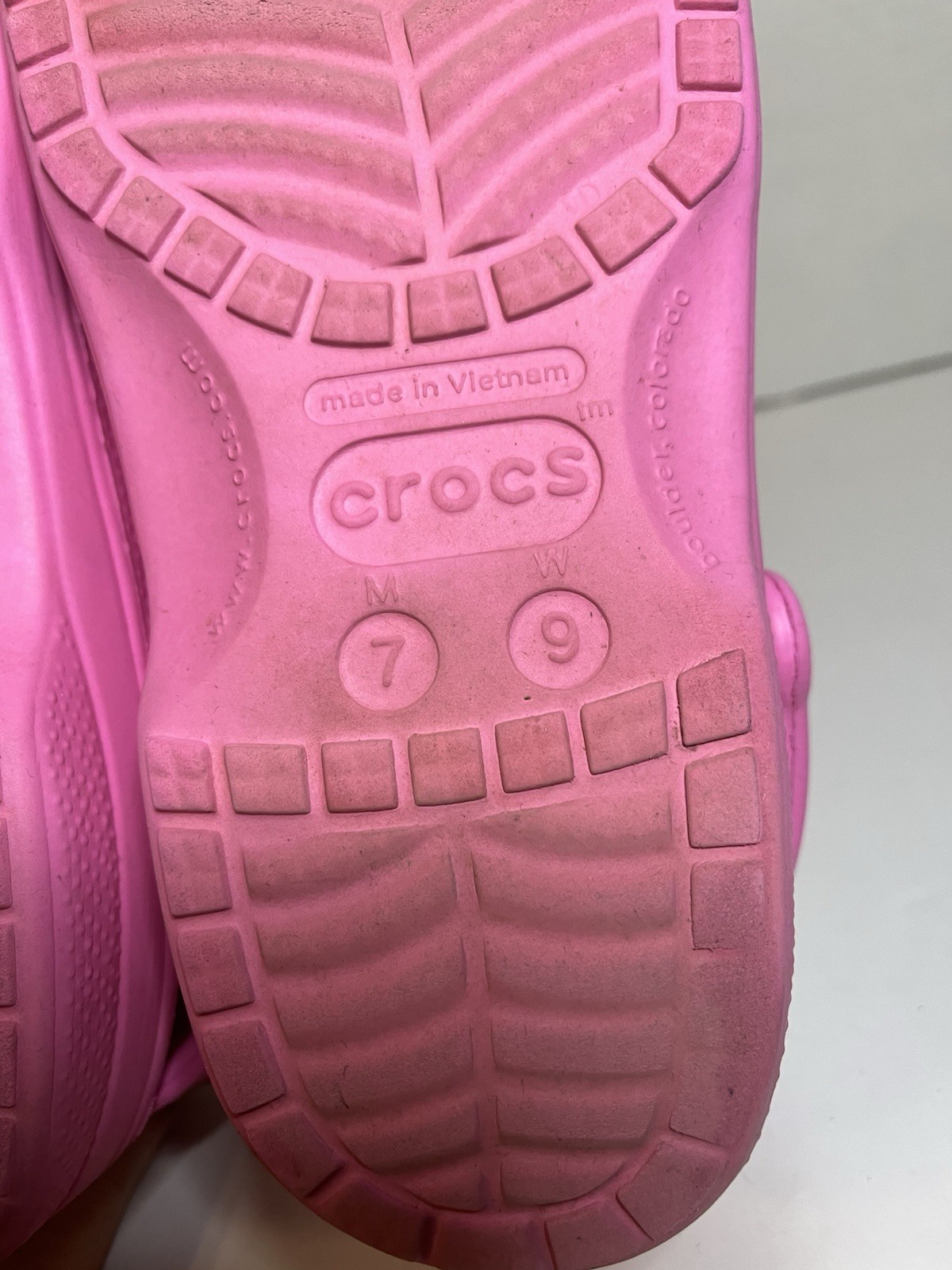 Crocs Baya Clogs Electric Pink Unisex M7 W9 Slip On Shoes EUC