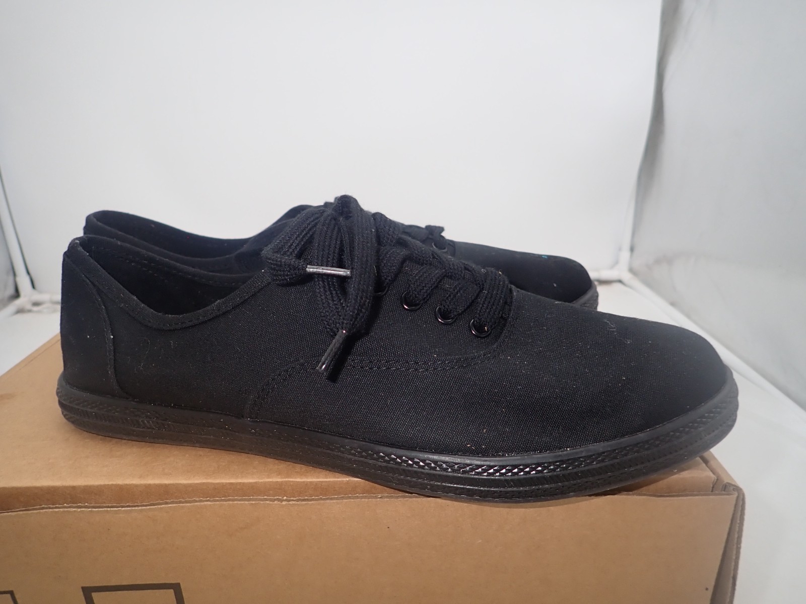 Lunea Canvas Apparel Sneakers – Universal Thread Size 10