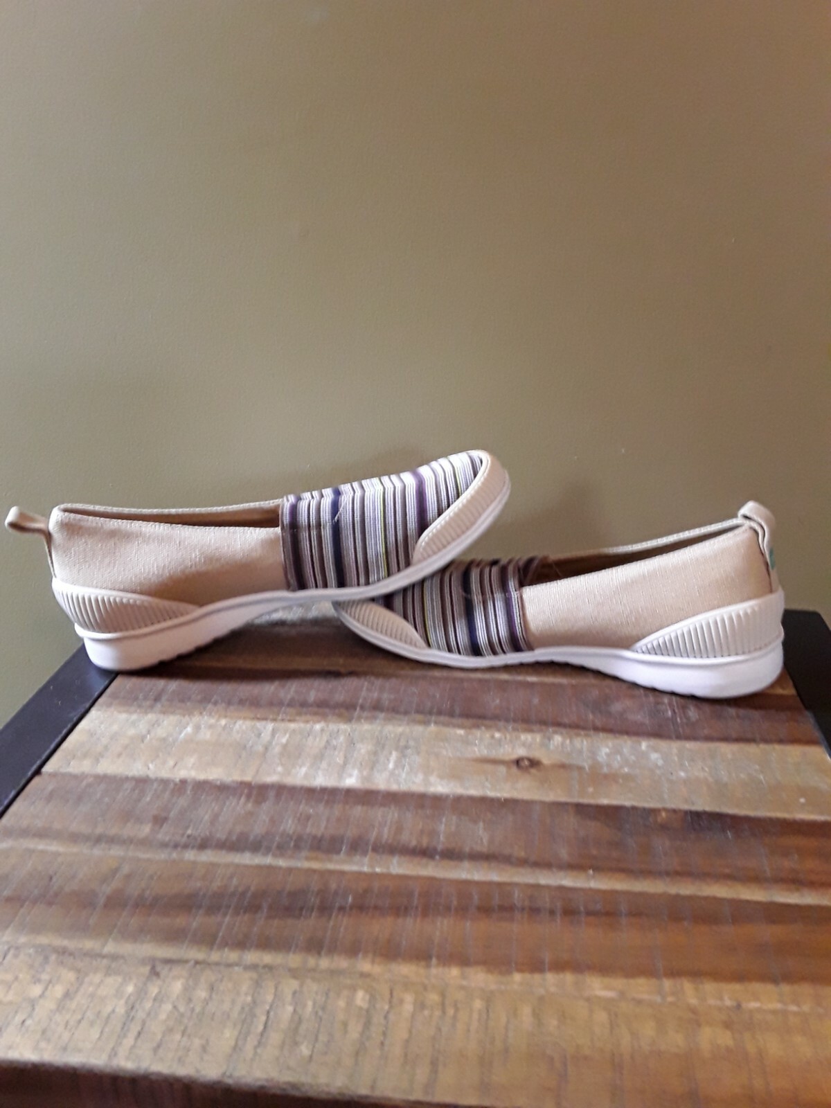 Cougar Sparkle Women’s Slip On Shoe sz 8M tan w/ multicolor Striped GUC 🙂