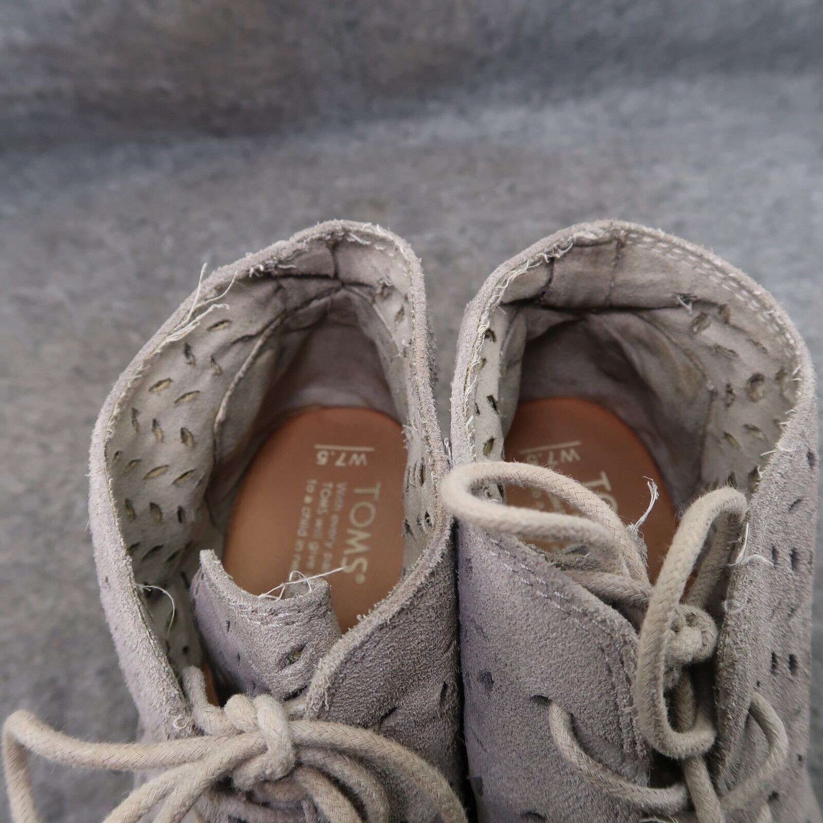 Toms Shoes Womens 7.5 Bootie Desert Wedge Drizzle Grey Suede Perforated Leaf