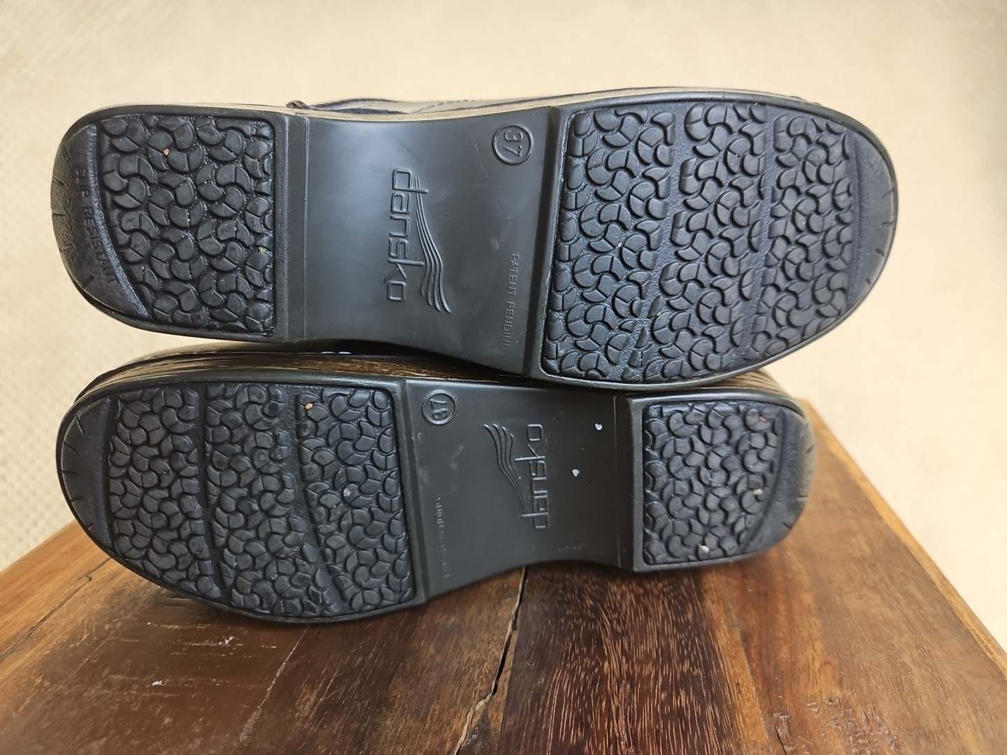 DANSKO Deep Purple Slip Clogs Nurse Shoes Clogs Sz 6.5 (37) Looks Unworn