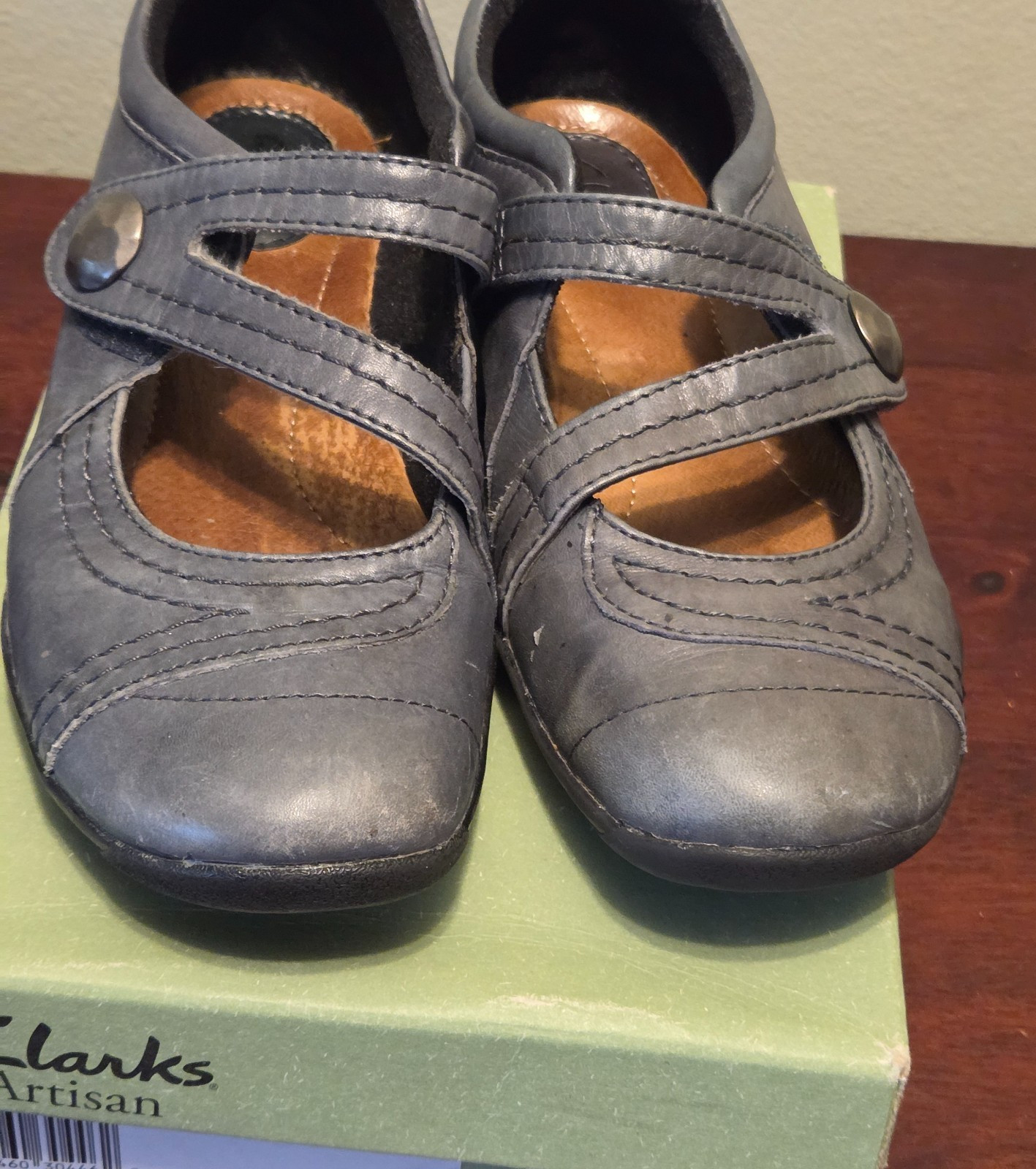 Women’s Clarks Artisan Gray Leather Mary Janes w/Fabric Fastener Closure Button