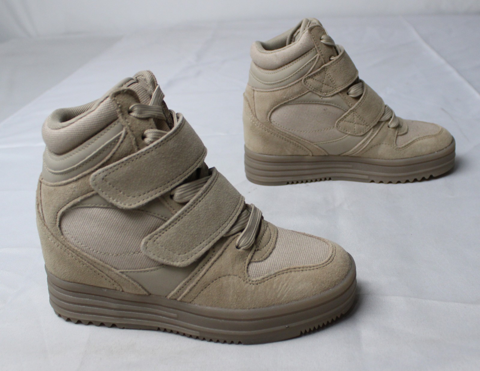 Bershka Women’s High-Top Inner Wedge Sneakers AC2 Beige Size: US:5 EU:35 UK:2