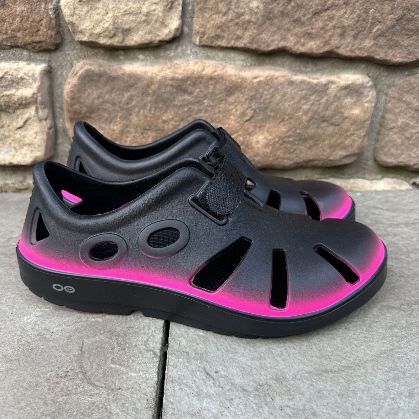 Oofos Women’s 12 Men’s 10 OOcandoo Slip-on Recovery Sandal Shoe Black/Pink Ombré