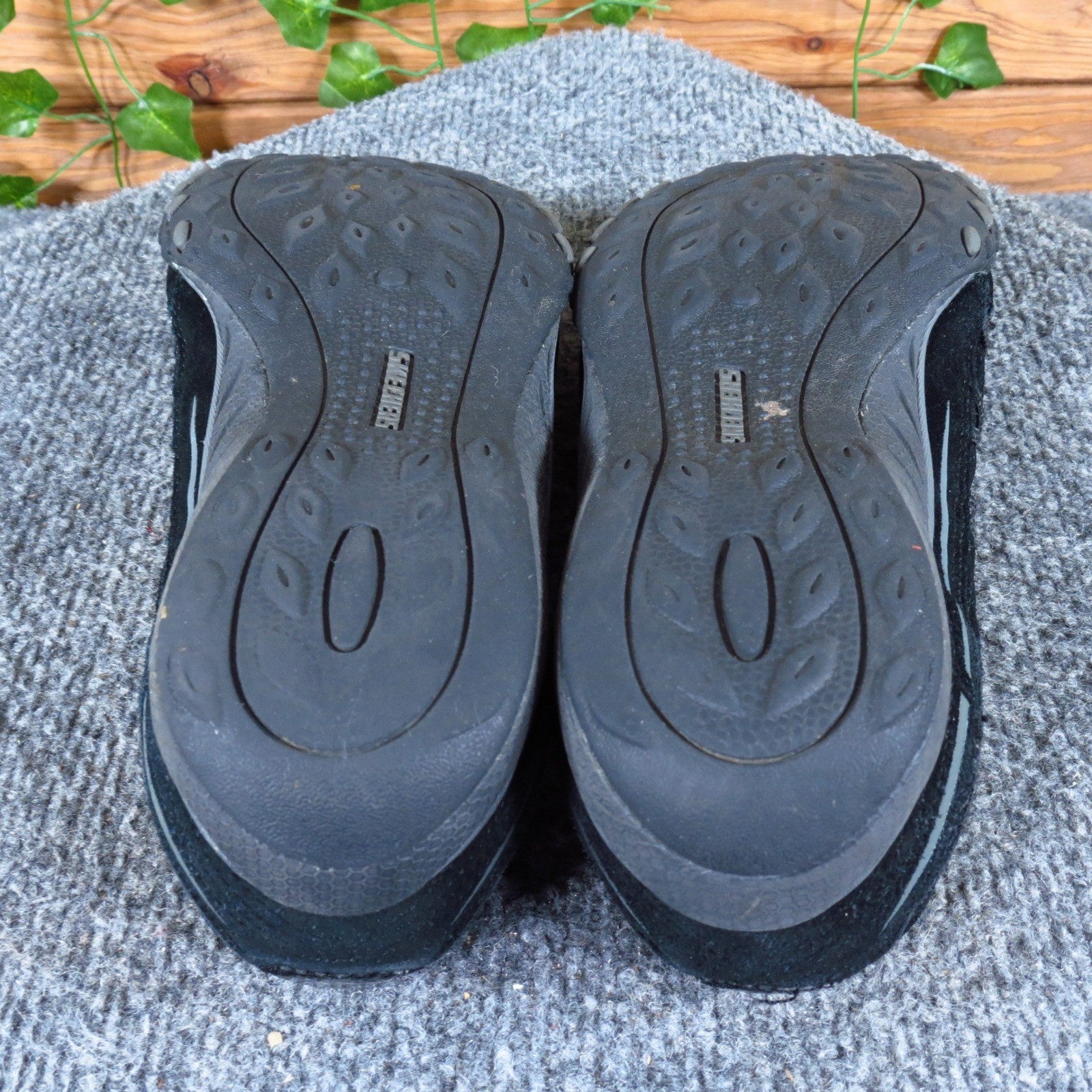 Skechers Breathe Easy Women Slip On Sneaker 8.5 Walking Shoe Black Suede Textile