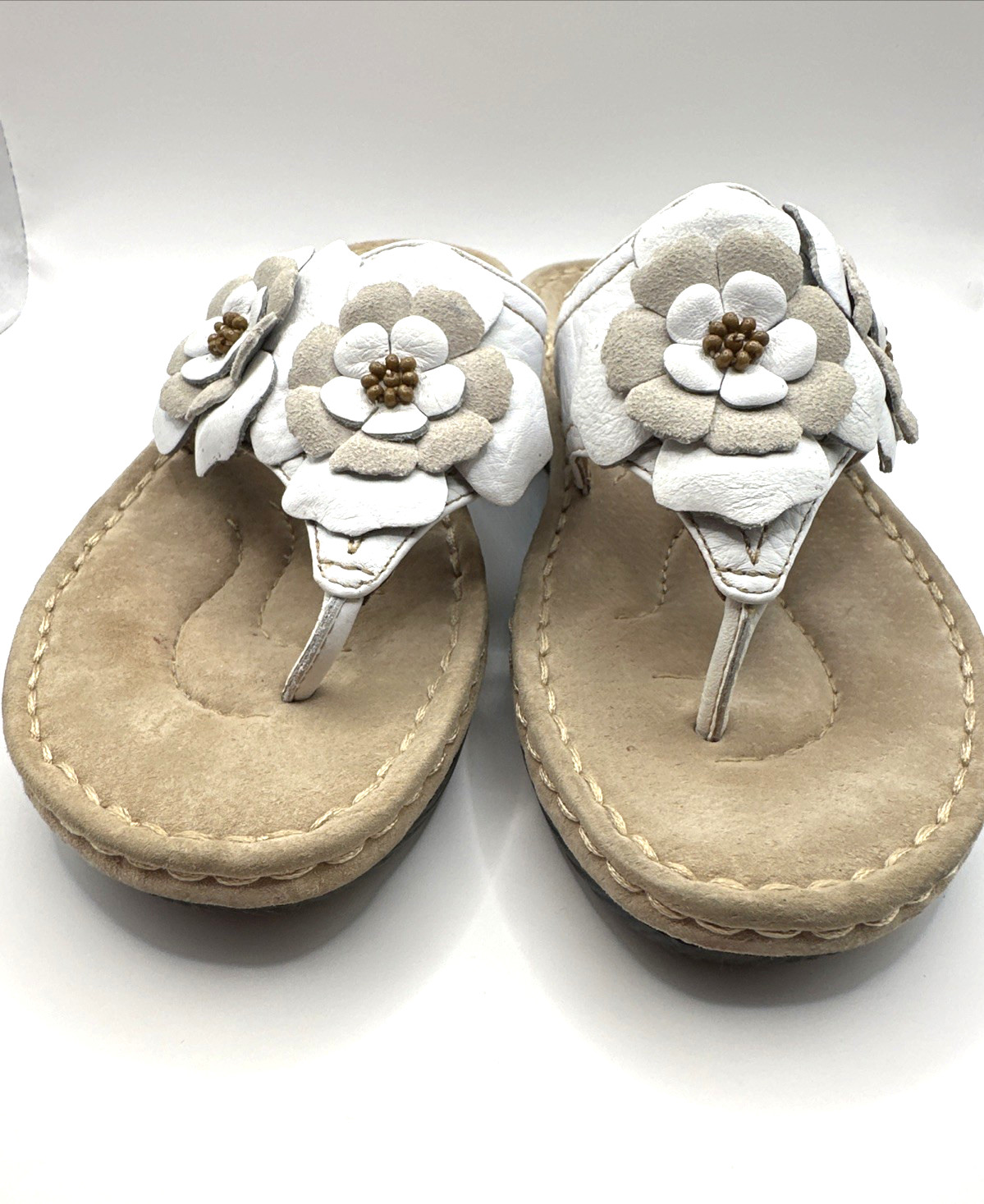 Clarks Artisan Women’s Comfort Leather Shoes Size 7M White Beige Flowers Slip On