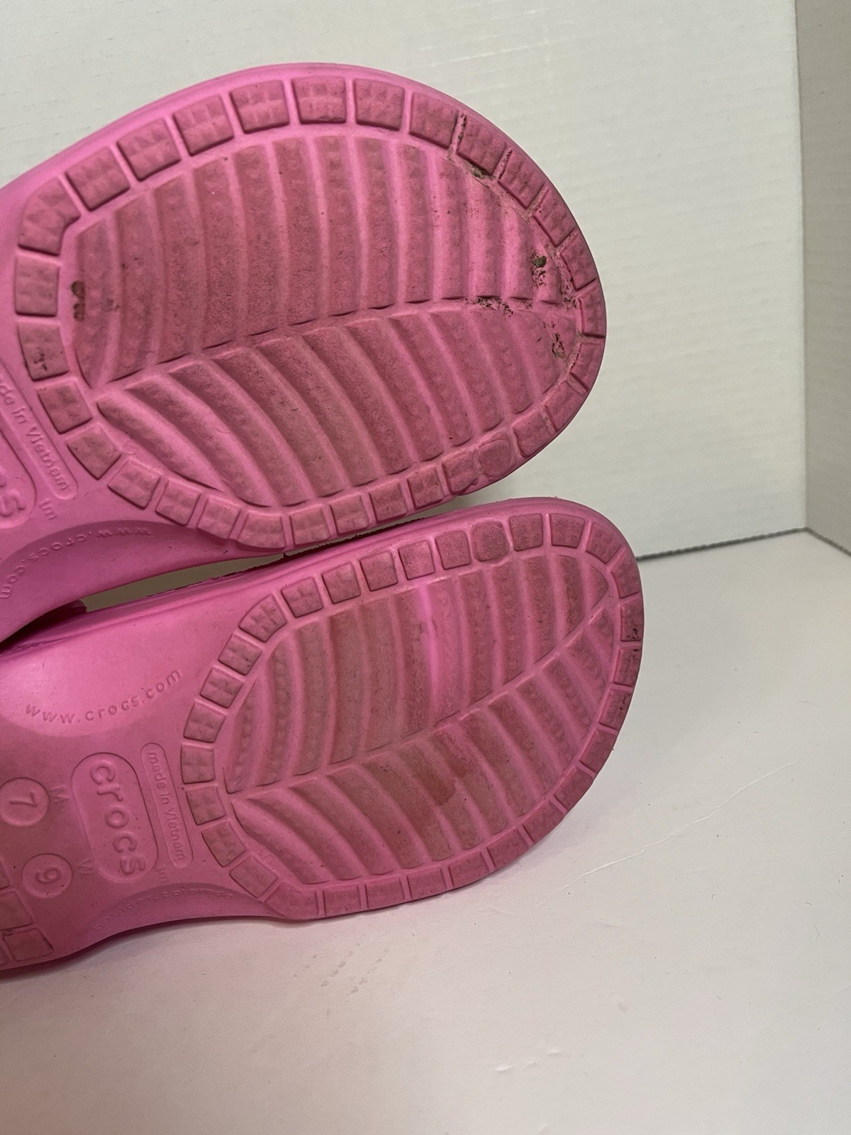 Crocs Baya Clogs Electric Pink Unisex M7 W9 Slip On Shoes EUC
