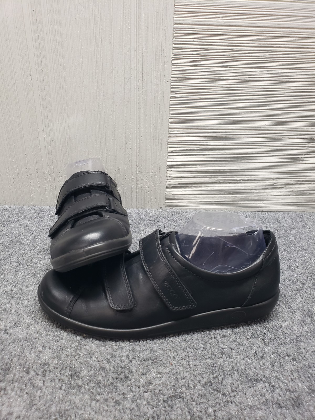Ecco Women Sneaker 9.5 Black Leather Strap Hook & Loop Round Toe Casual Shoes