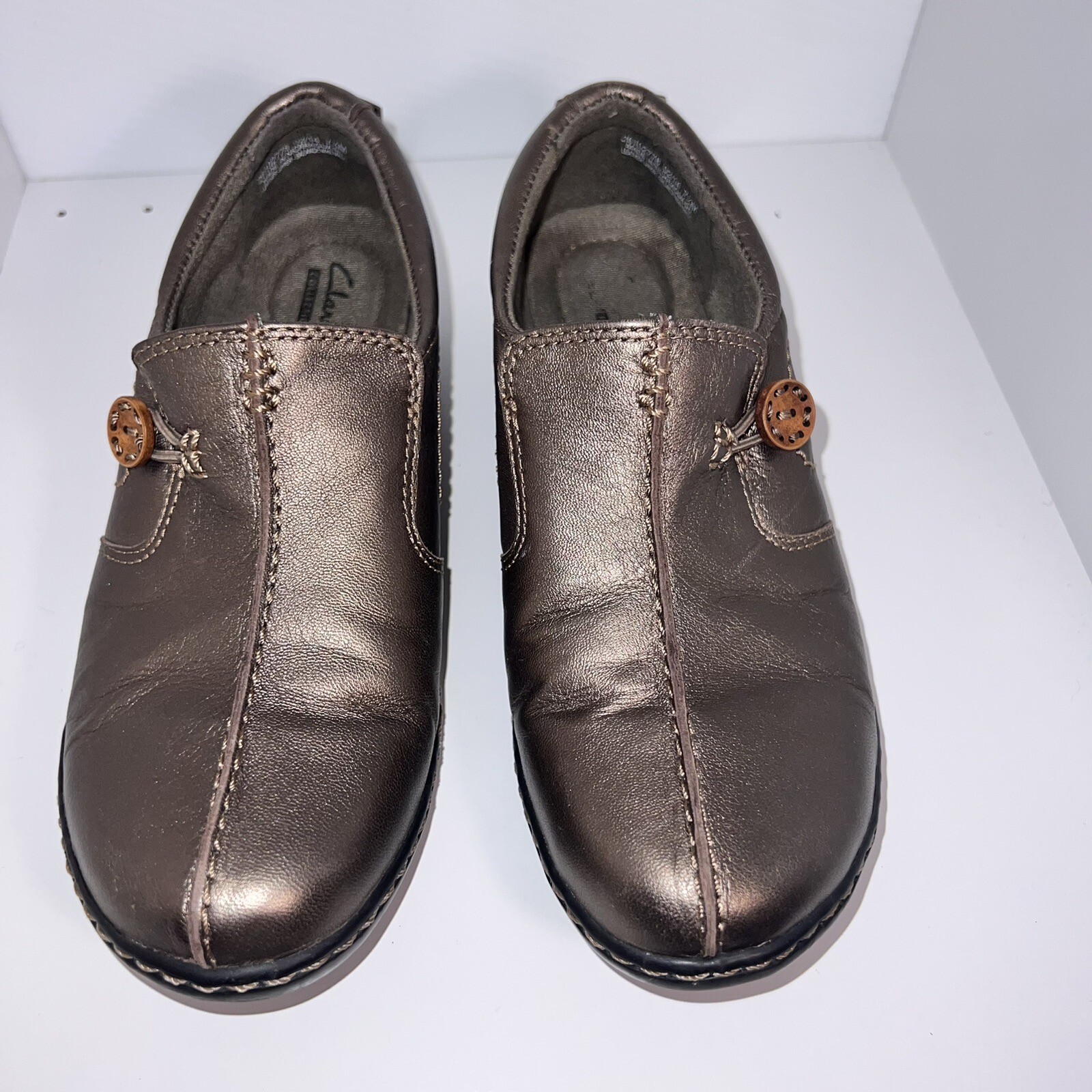 Clarks, 7.5M, leather slip on bungee wooden button, toggle golden bronze loafer