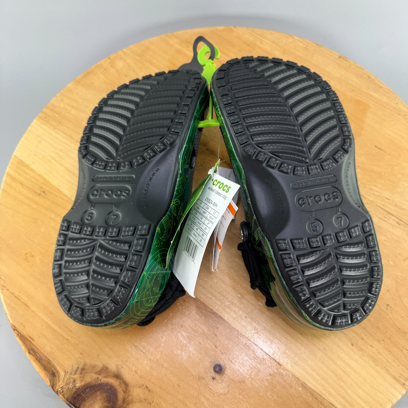 Crocs Wicked Elphaba Womens Size 7 Classic Clogs Limited Edition w/ Jibbitz NEW