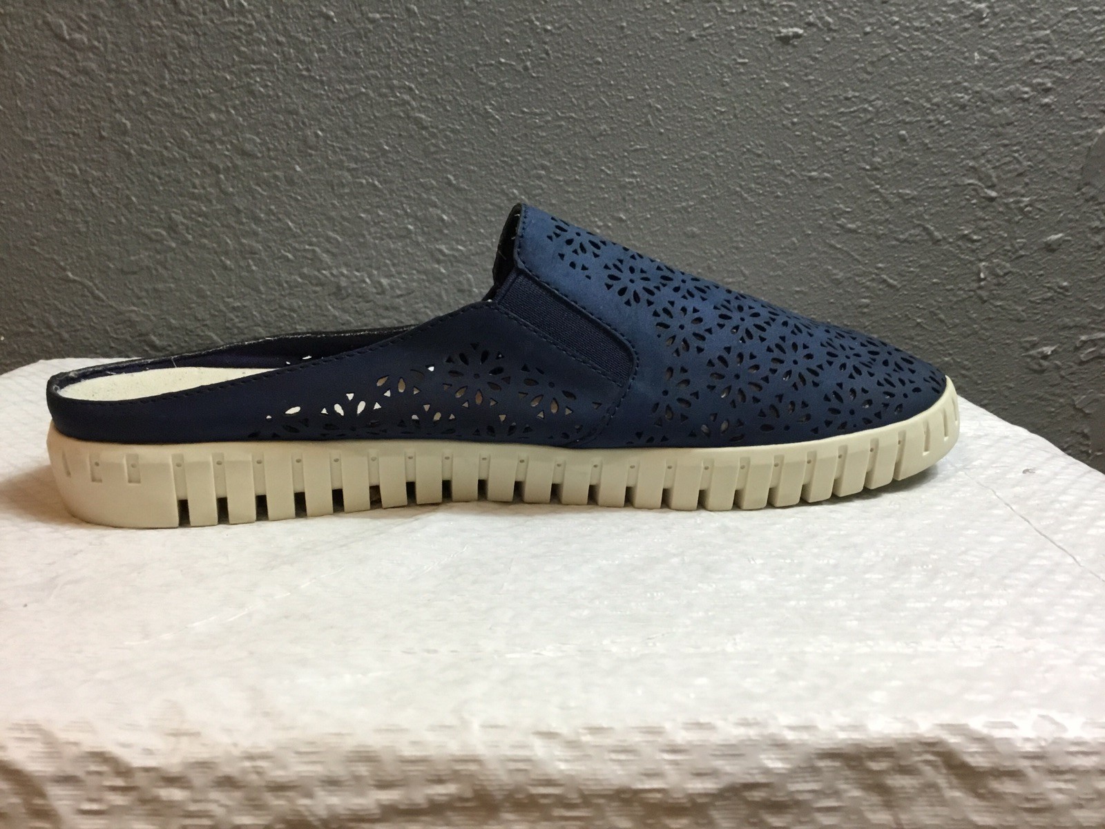 JSport Jambu Slip On Loafers Flats Women Size 10 M Floral Laser Cut Navy Comfort