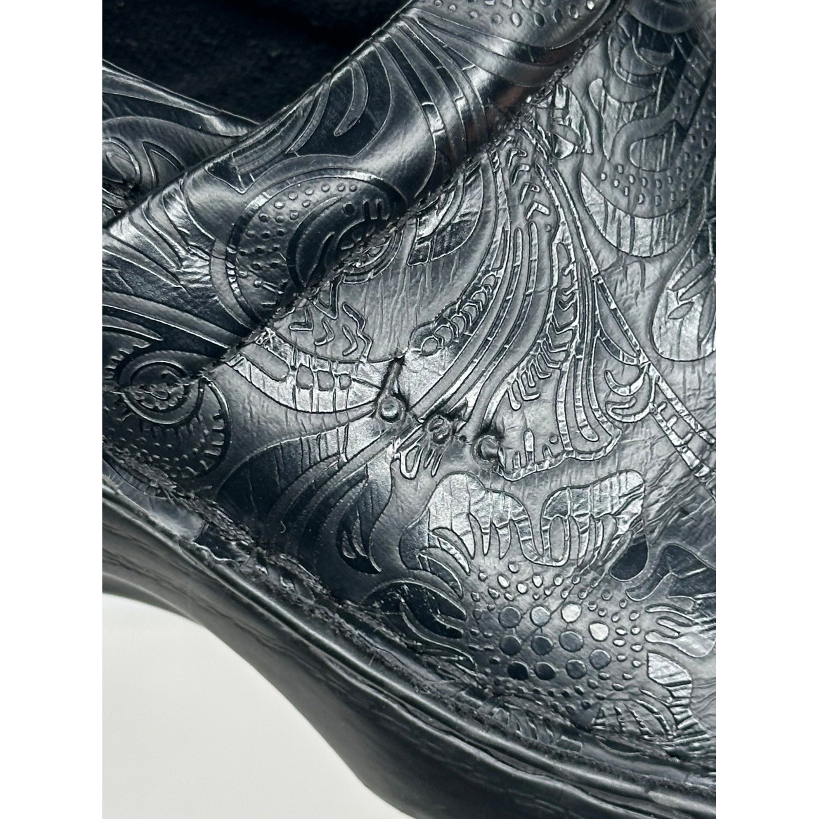 b.o.c. Born Concept Clogs Black Embossed Floral Paisley Bohemian Sz 7