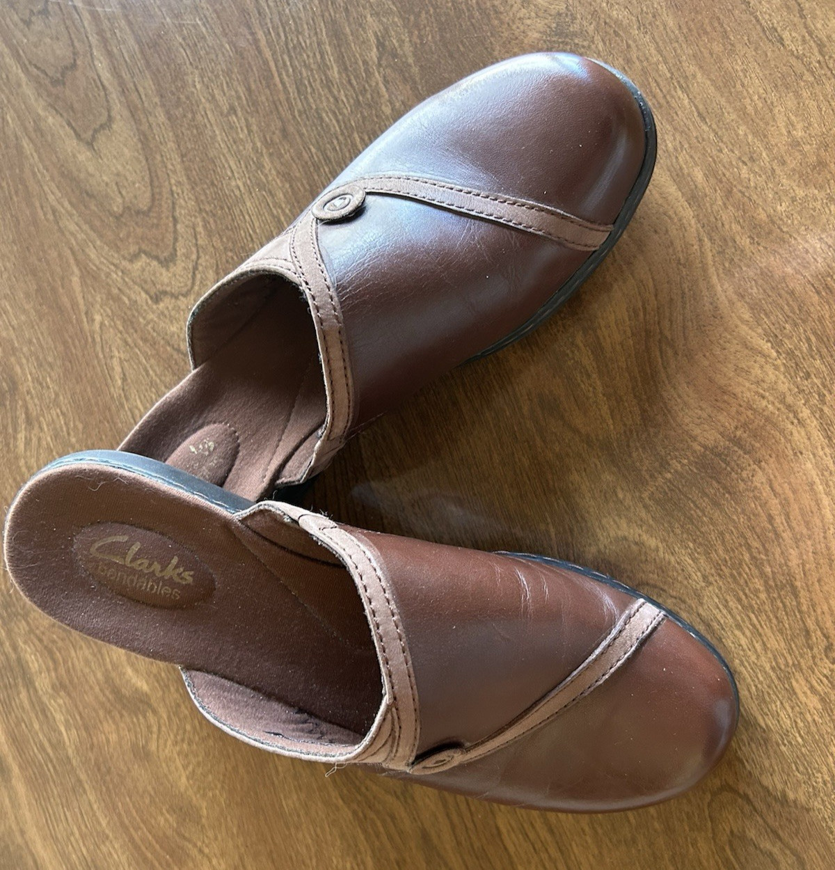 Clarks Bendables Brown Leather Slip On Mule Clog Shoes Women 9M Button Detail