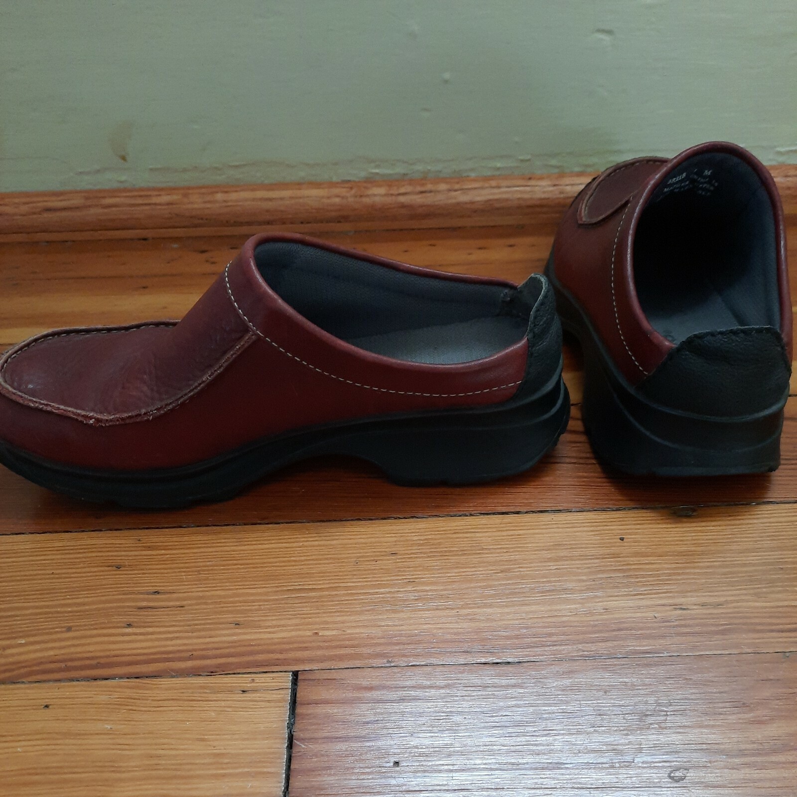 CLARK’S WOMEN’S Sz 7M LEATHER SLIP-ON RUBBER SOLE VENUS 38218. 9-j
