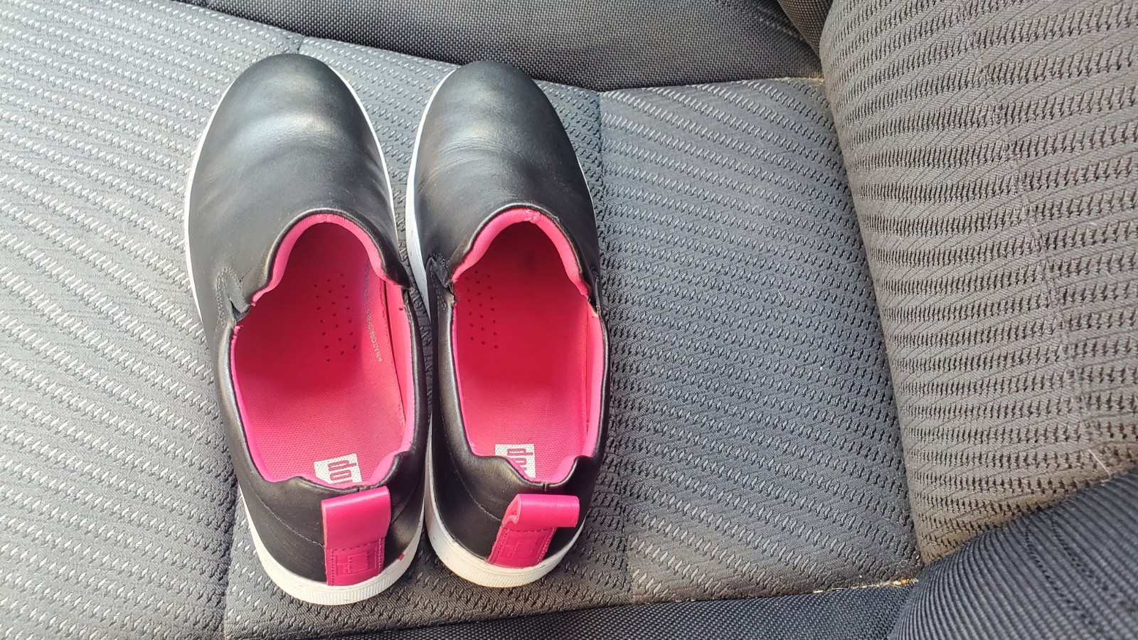 FITFLOP BLACK & PINK RALLY LEATHER COLOR SPECKLE SOLE SLIP ON SNEAKERS 7.5 EUC