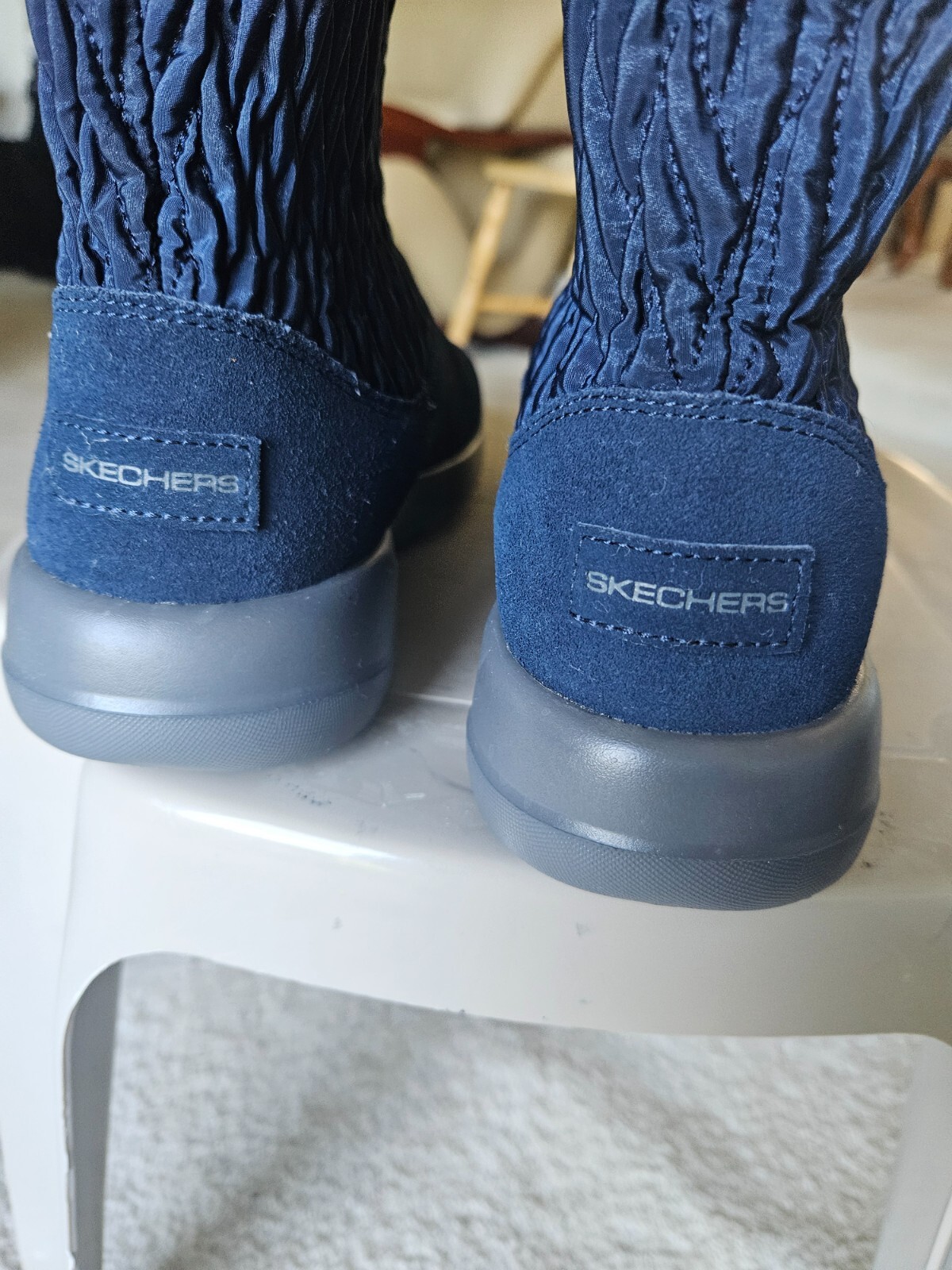SKECHERS GEN WOMENS SLIP IN US 9 SUEDE AND TEXTILE UPPER SHOES. FAUX FUR LINING
