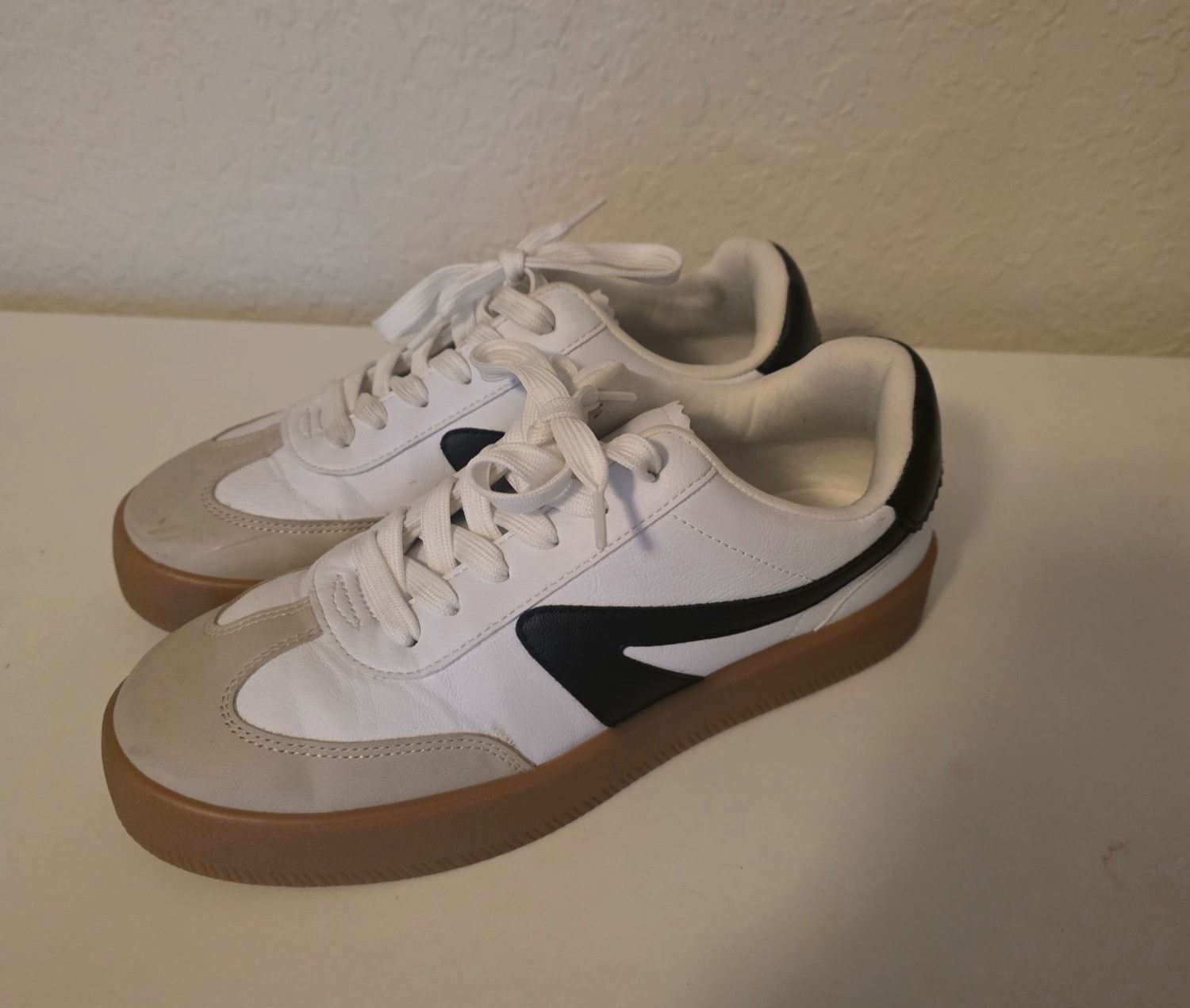 Dolce Vita Russo Ladies White Beige Black Comfy Sneakers size 8.5