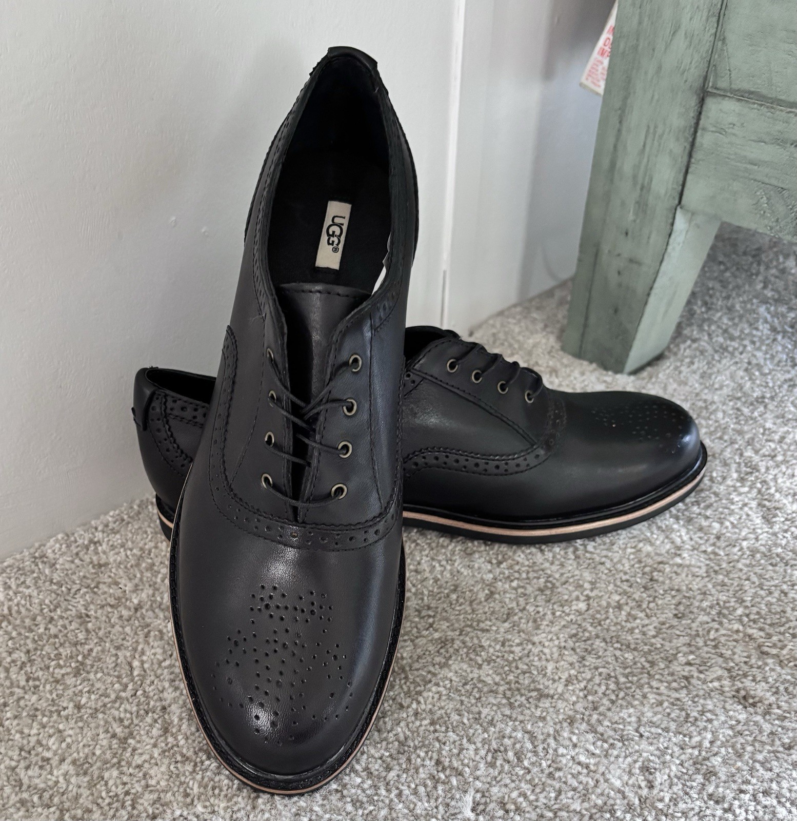 UGG Caelyn Black Leather Lace-up Oxford Shoes Size 9.5 NWOB