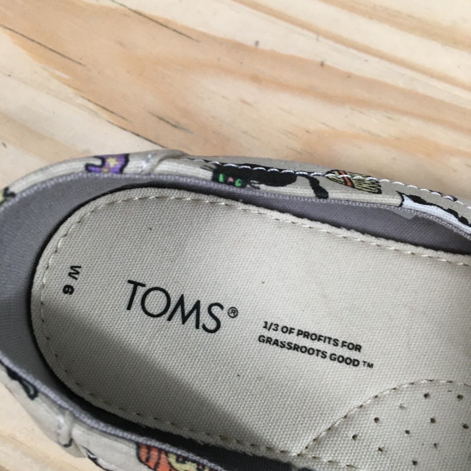 TOMS Belmont Shoes Womens 6 Halloween Cats Loafer Flats Beige Multicolor NEW