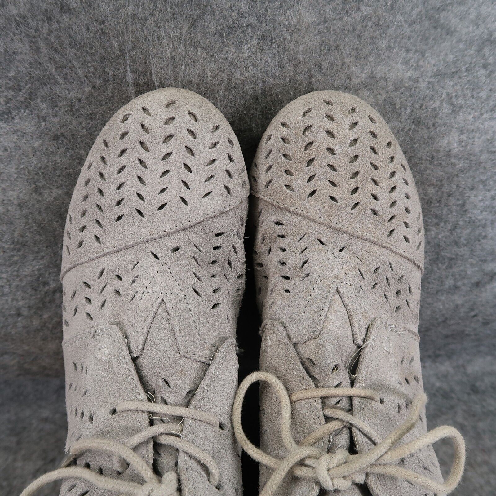 Toms Shoes Womens 7.5 Bootie Desert Wedge Drizzle Grey Suede Perforated Leaf