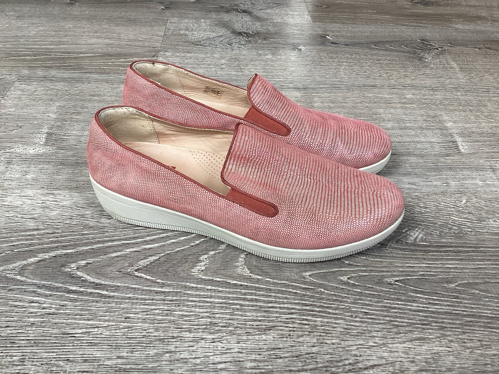 Fitflop superskate Pink Salmon lizard slip on sneakers Womens size 8.5 Shoes
