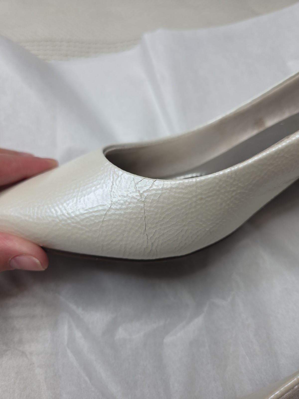 Coach Pearl White Patent Kitten Heel Pumps Women’s 8.5 Pointed Toe EUC