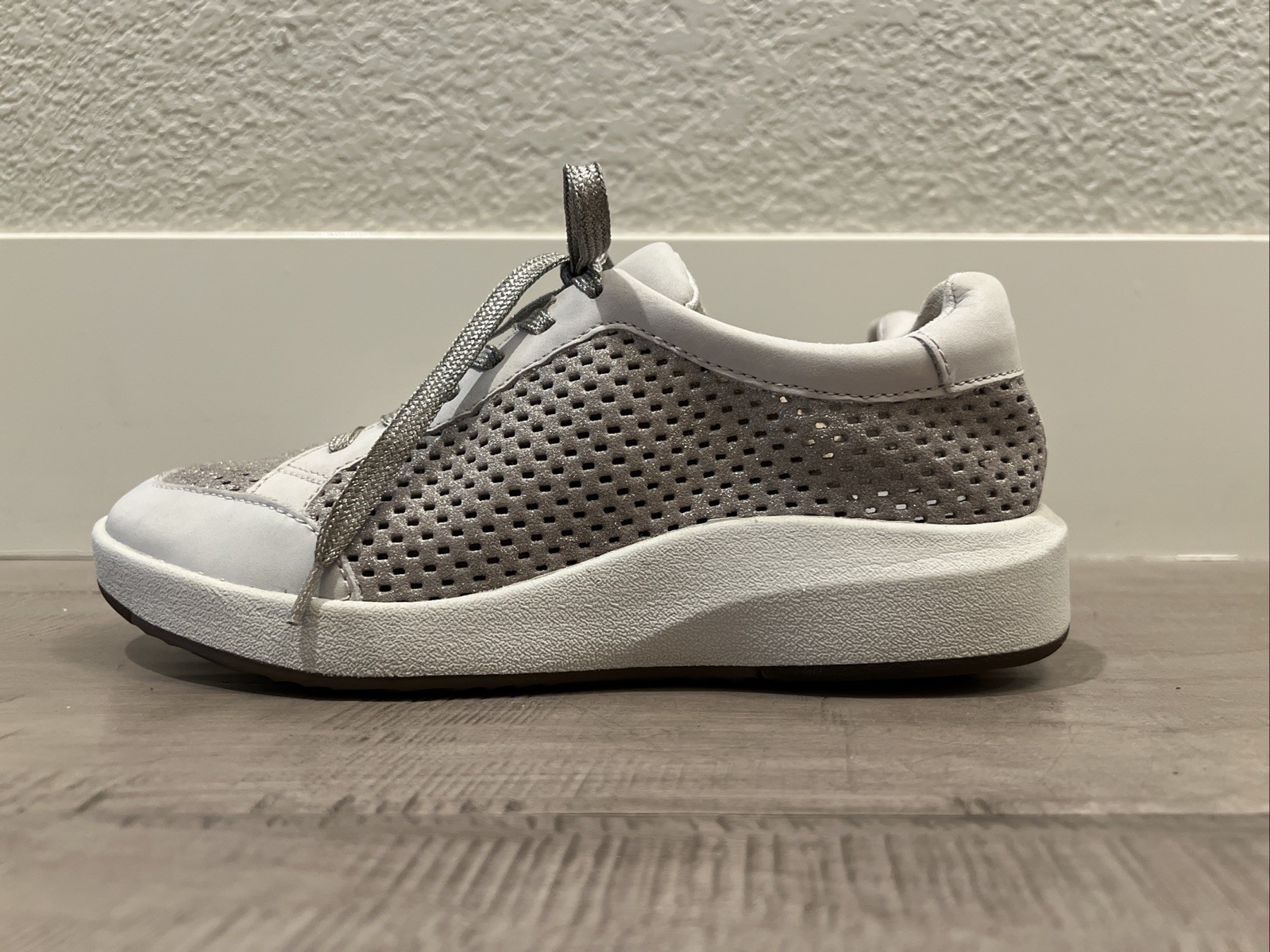 NEW OTBT Leather Casual Travel Sneaker Tennis Shoe Dove Gray Silver Athleisure