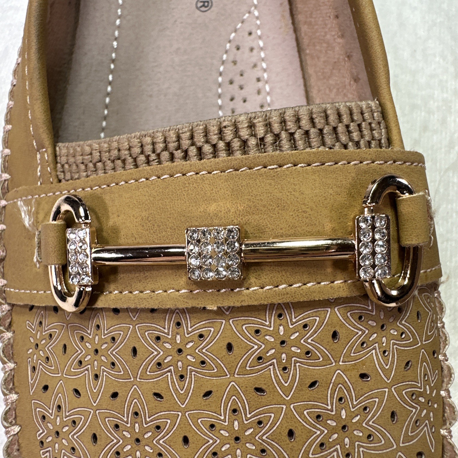 Moccasin Ambu Comfort Womens Size 7 Shoes Flat Slip On Loafers Beige Tan Nwob
