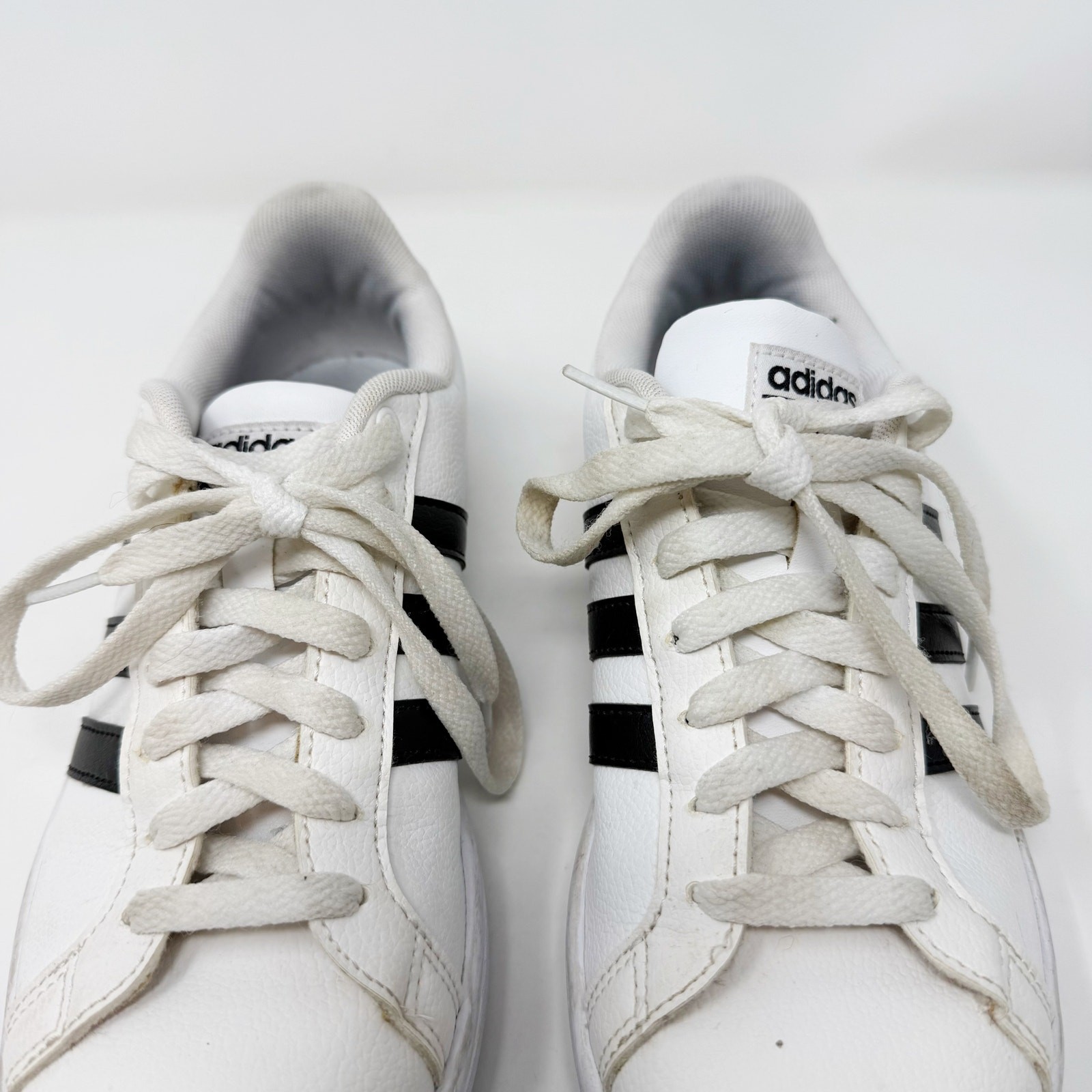 Adidas Womens 7.5 White Black Grand Court Shoes Sneakers Lace Up Casual Comfort