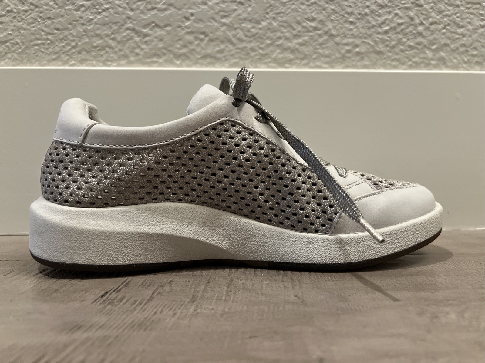 NEW OTBT Leather Casual Travel Sneaker Tennis Shoe Dove Gray Silver Athleisure