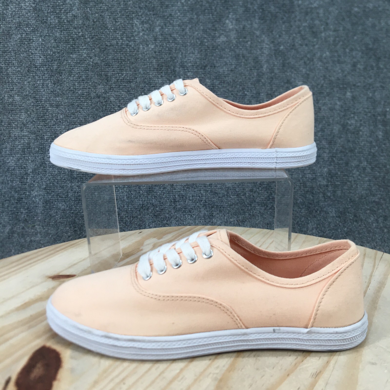 Universal Thread Shoes Womens 7 Lunea Sneakers Peach Lace Up Low Top Round Toe