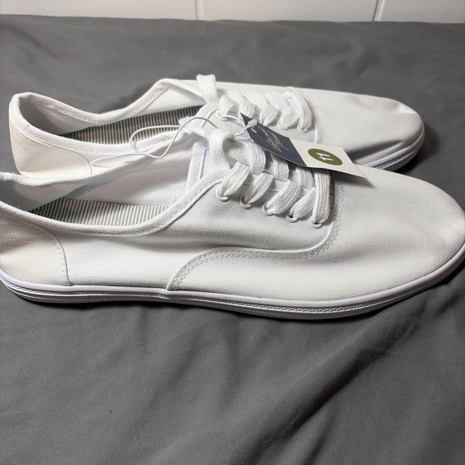 Universal Thread Women’s White Canvas Lace Up Sneakers Size 11 NWT Casual Shoes