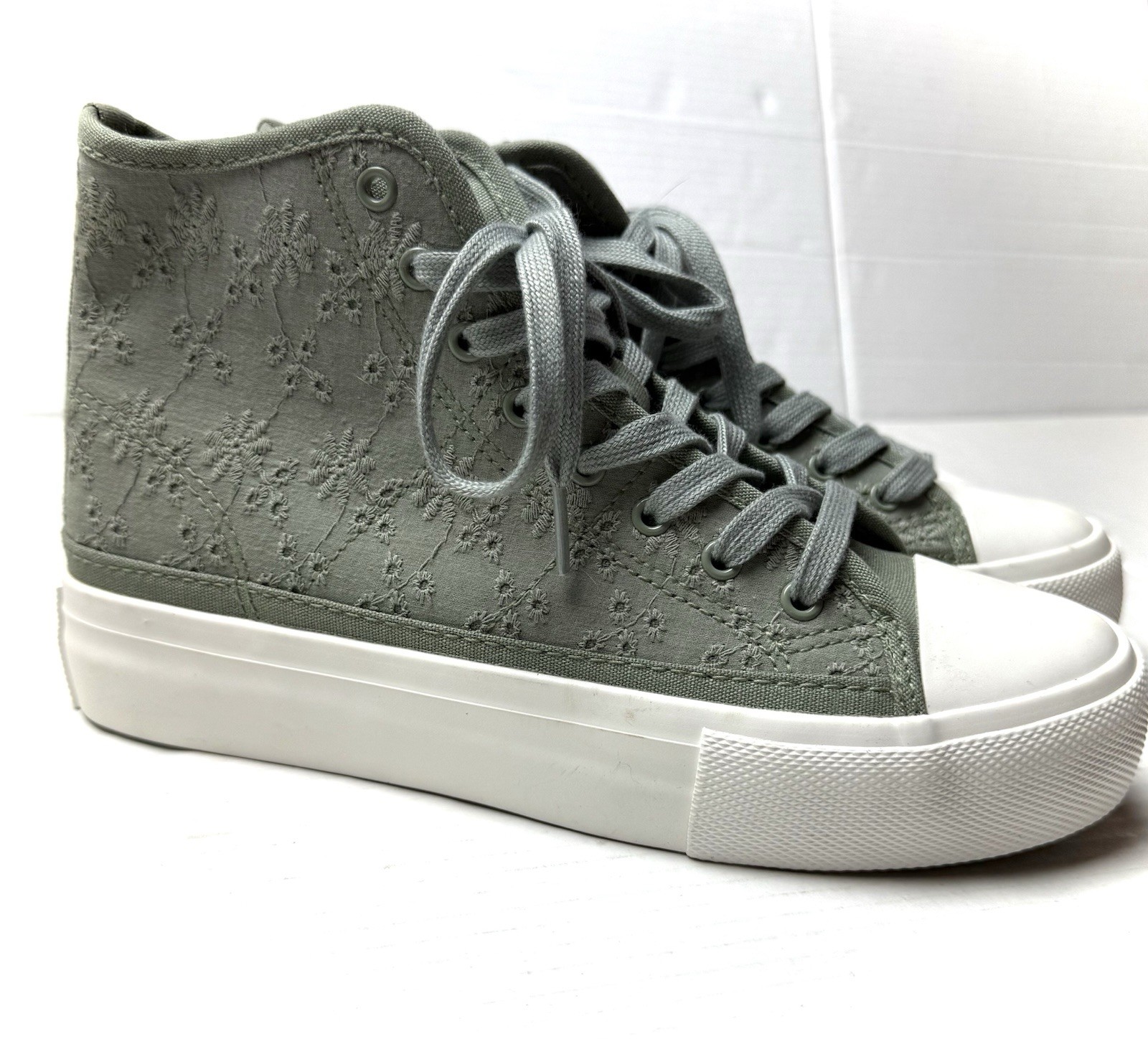 American Eagle Women’s 7 High-Top Platform Sneakers Green Crochet Boho Festival