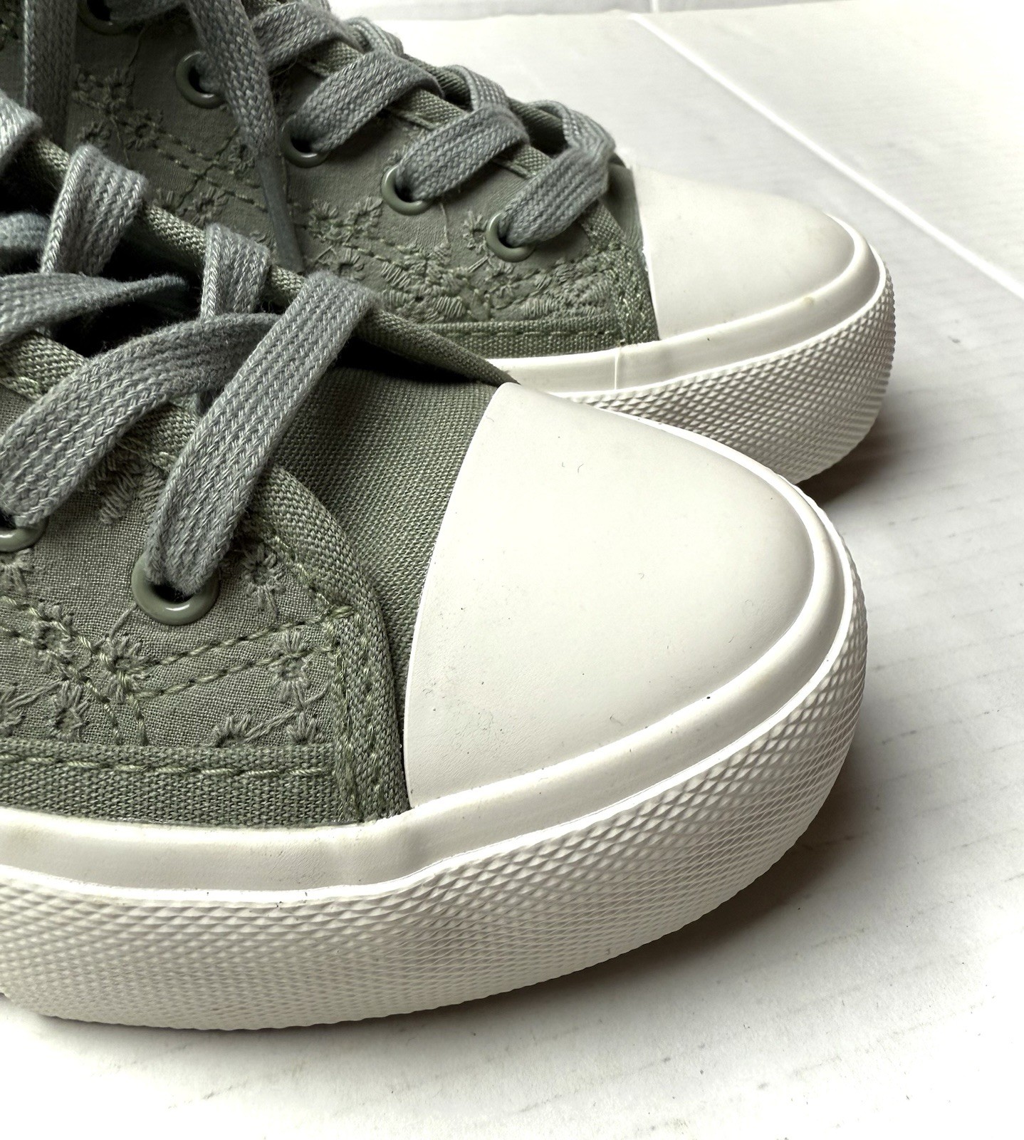 American Eagle Women’s 7 High-Top Platform Sneakers Green Crochet Boho Festival