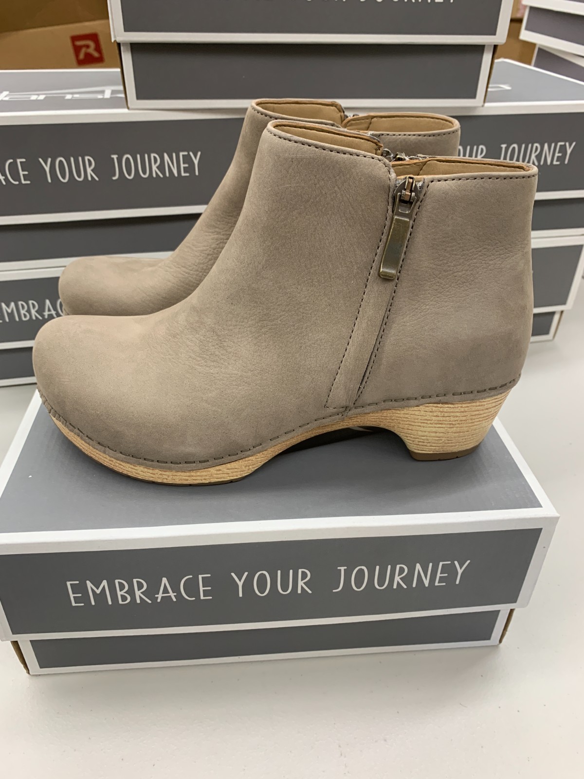 Dansko Lizanne Milled Nubuck Womens 37 38 39 40 41 2217-151400 Bootie Clog Taupe
