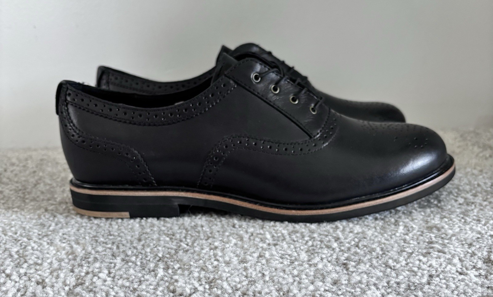 UGG Caelyn Black Leather Lace-up Oxford Shoes Size 9.5 NWOB