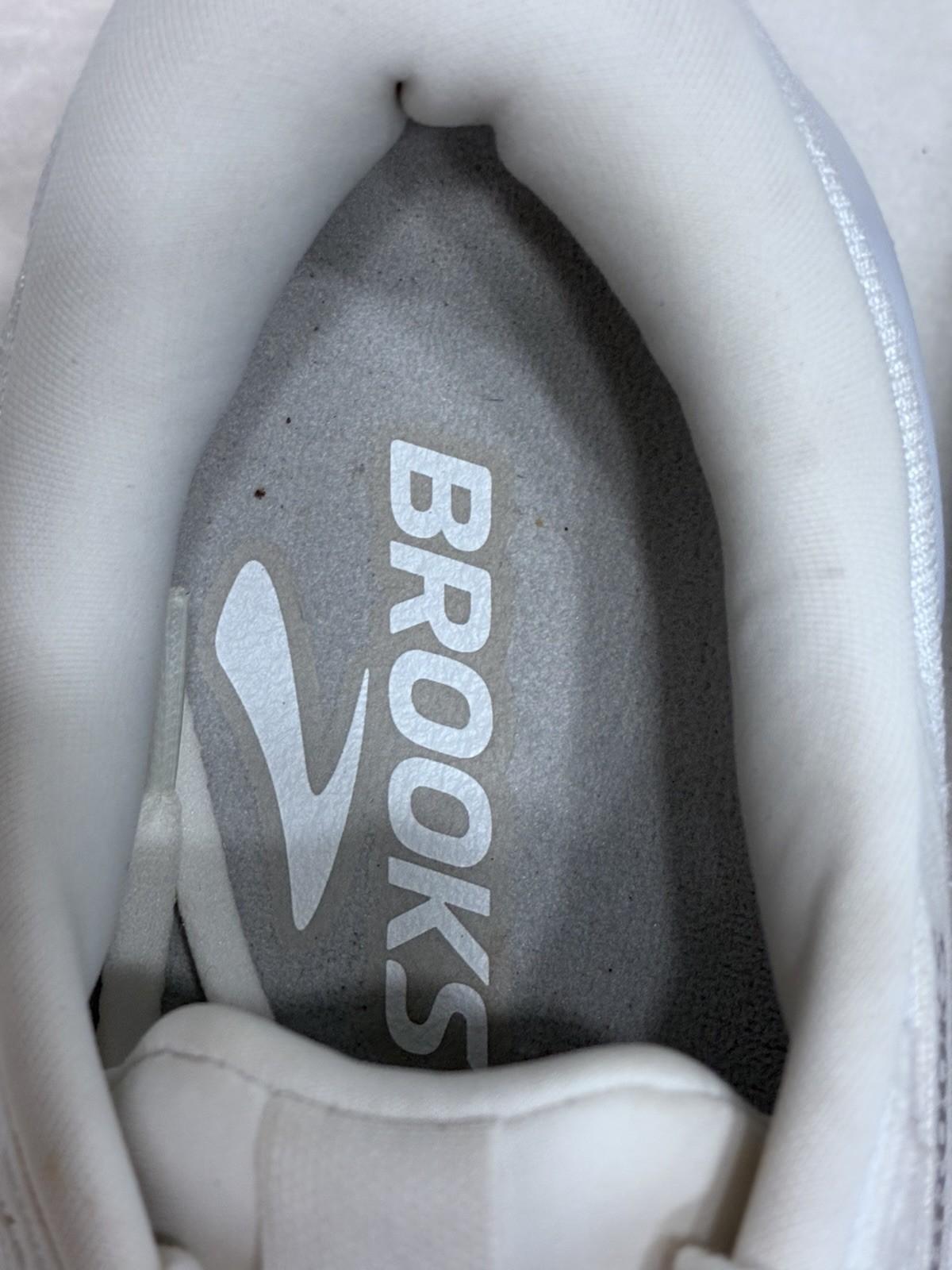 Brooks Adrenaline GTS 24 Women 9.5 White Mesh Running Athletic Sneakers