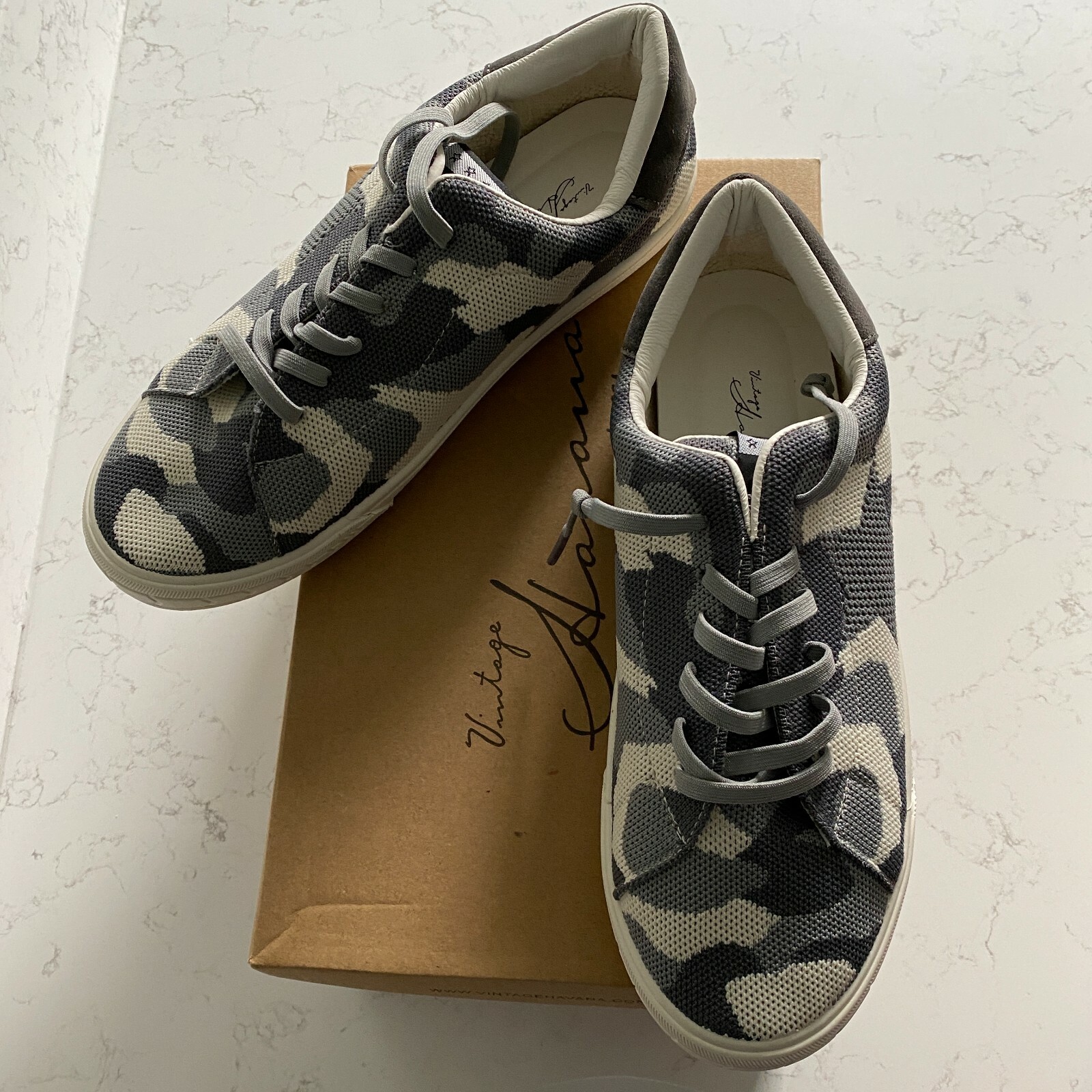 Vintage Havana Fly Pattern Unique Low Top Sneakers Size 8 Fall