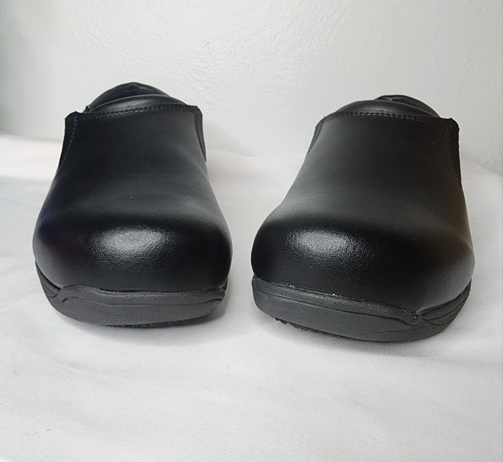 Genuine Grip Women’s Slip-Resistant Work Clogs – Black Leather – Size 5.5