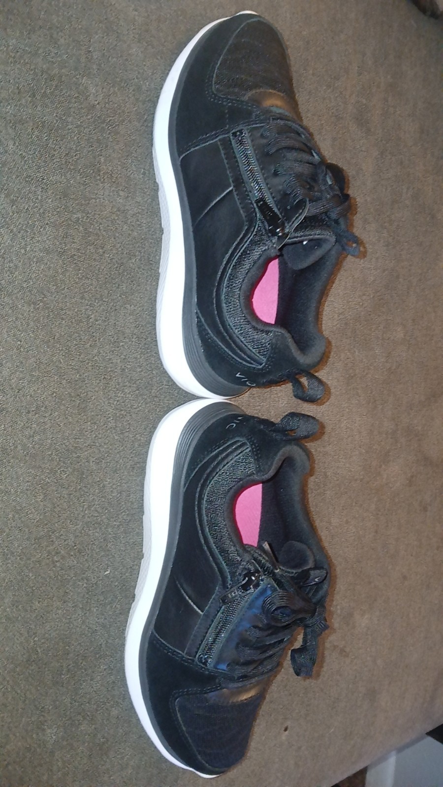 vionic women sneakers (Basically brand new very little wear.)