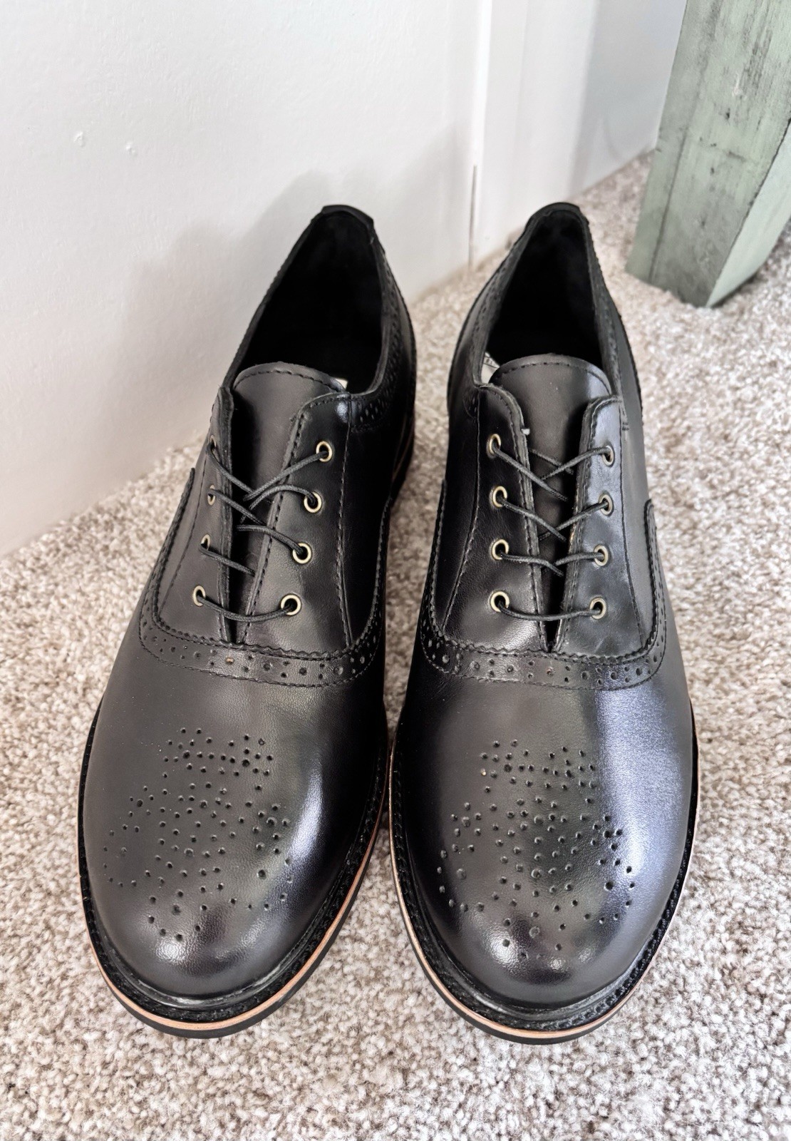 UGG Caelyn Black Leather Lace-up Oxford Shoes Size 9.5 NWOB