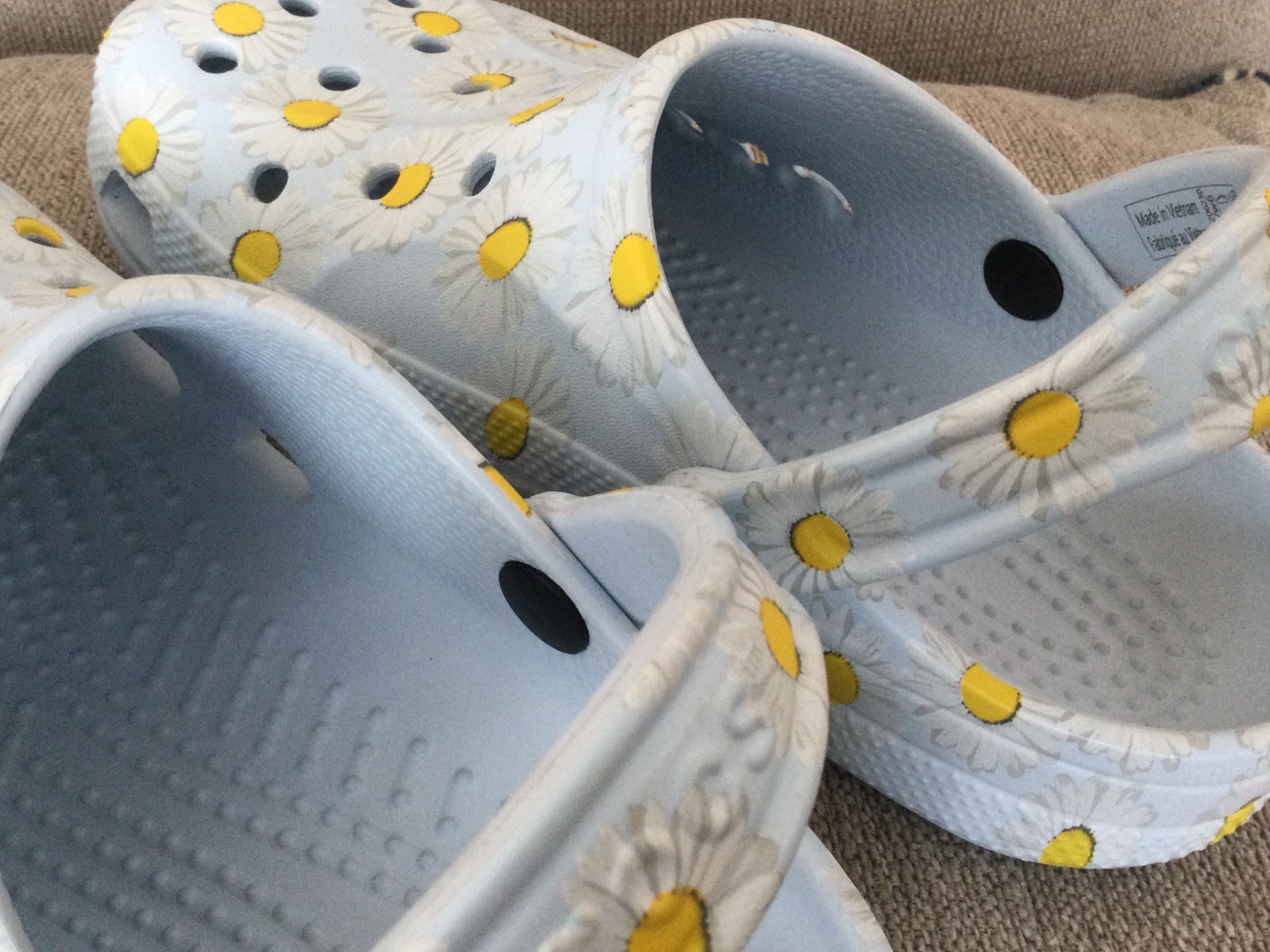 CROCS Daisies Classic Clogs Sandals #206230 Slip-On Shoes W6/M4