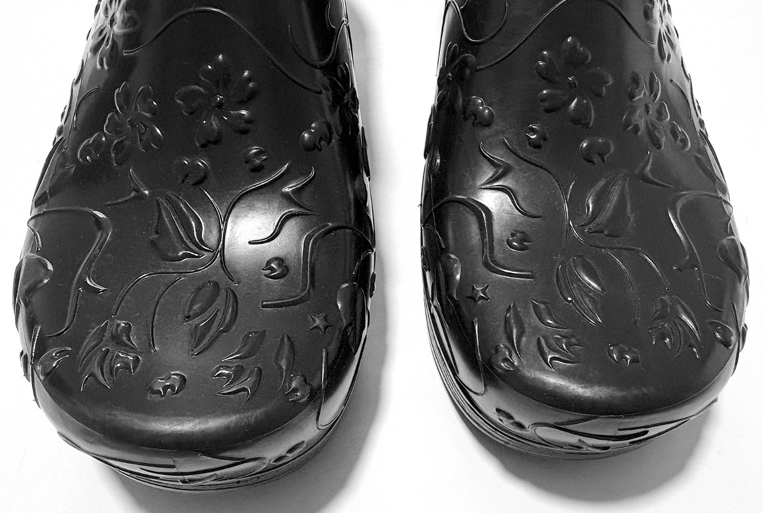Dansko Pixie Clogs Black Embossed Pattern Ventilation Holes Waterproof Sz 39 8.5