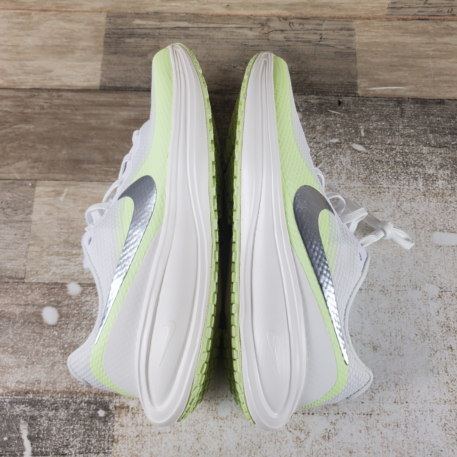 Nike Revolution 8 Womens Shoes Sz 8 White Metallic Silver Barely Volt Sneakers