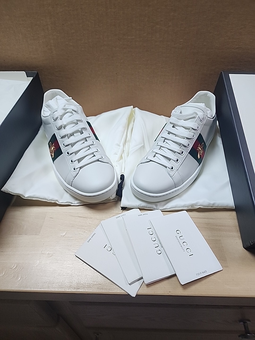 Gucci Womens Ace Sneaker Bee Logo Tennis Shoe White Green/Red Stripe Sz 37 US 6.