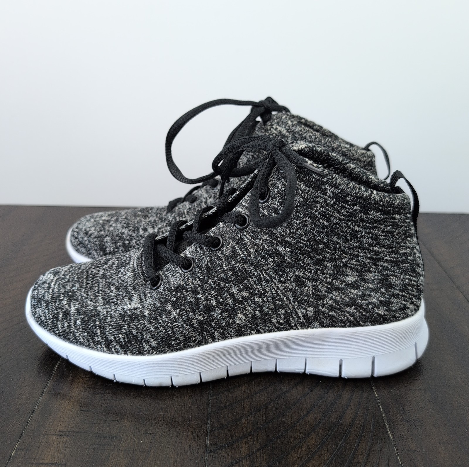 Skechers Black and White High Top Sneakers Lightwegiht Knit Womens Size 7